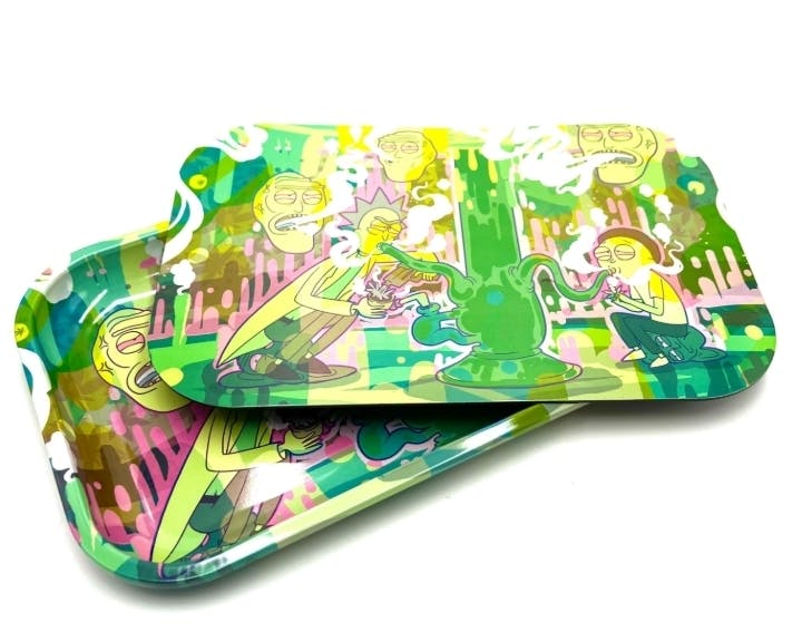 ROLLING TRAYS WITH A MAGNETIC TOP